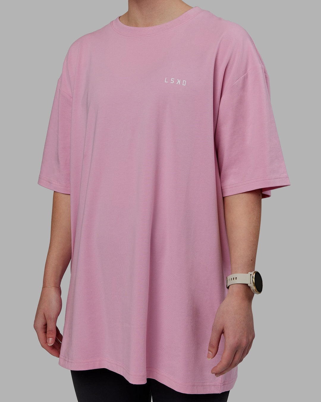 Woman wearing Unisex VS1 FLXCotton Tee Oversize - Bubblegum-White