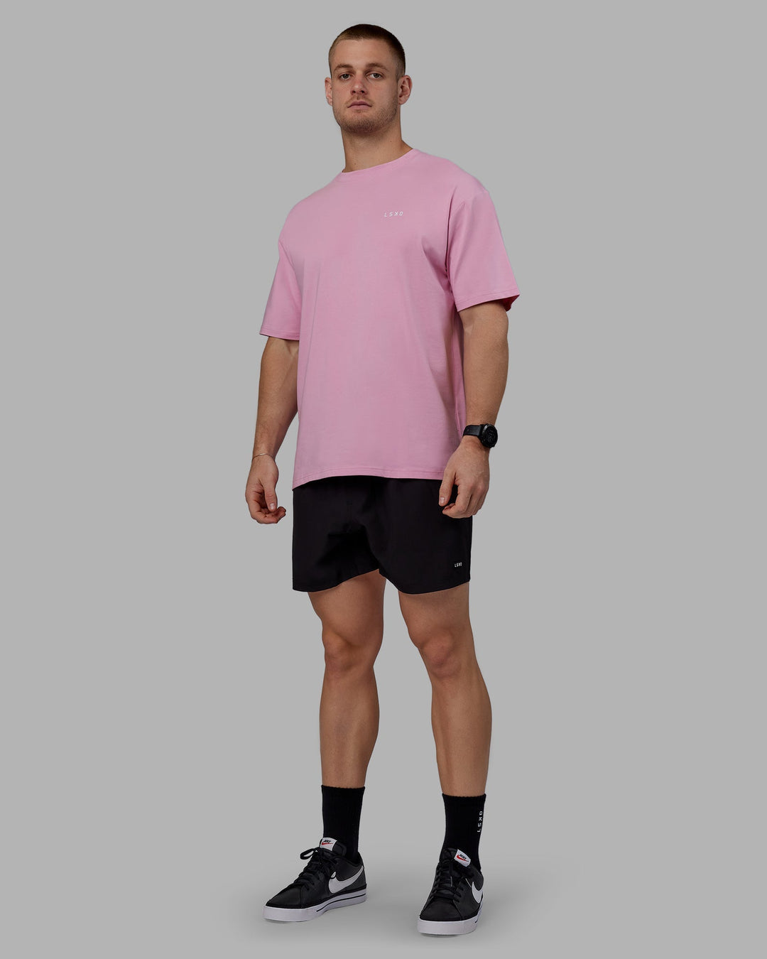 Man wearing Unisex VS1 FLXCotton Tee Oversize - Bubblegum-White