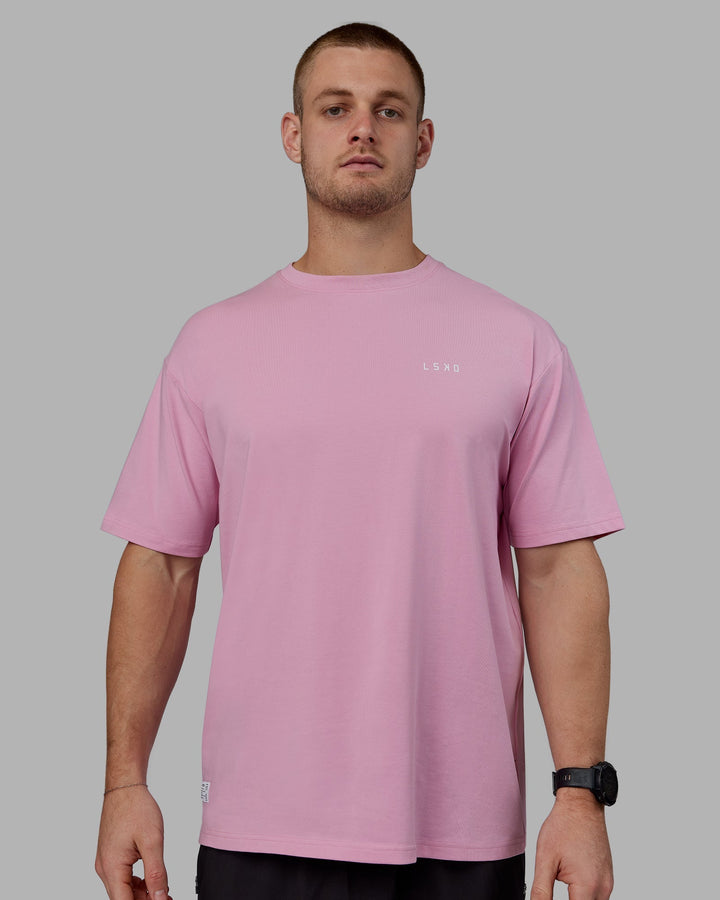 Man wearing Unisex VS1 FLXCotton Tee Oversize - Bubblegum-White
