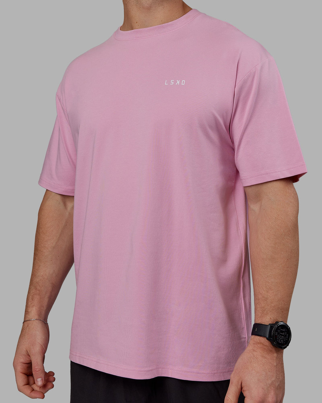 Man wearing Unisex VS1 FLXCotton Tee Oversize - Bubblegum-White