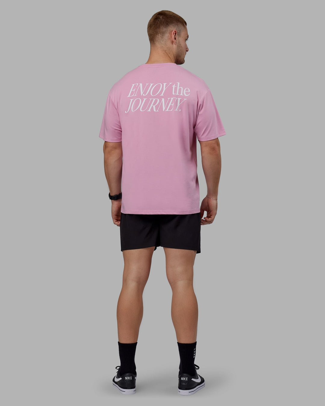 Man wearing Unisex VS1 FLXCotton Tee Oversize - Bubblegum-White