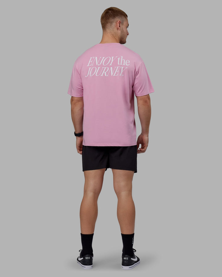 Man wearing Unisex VS1 FLXCotton Tee Oversize - Bubblegum-White
