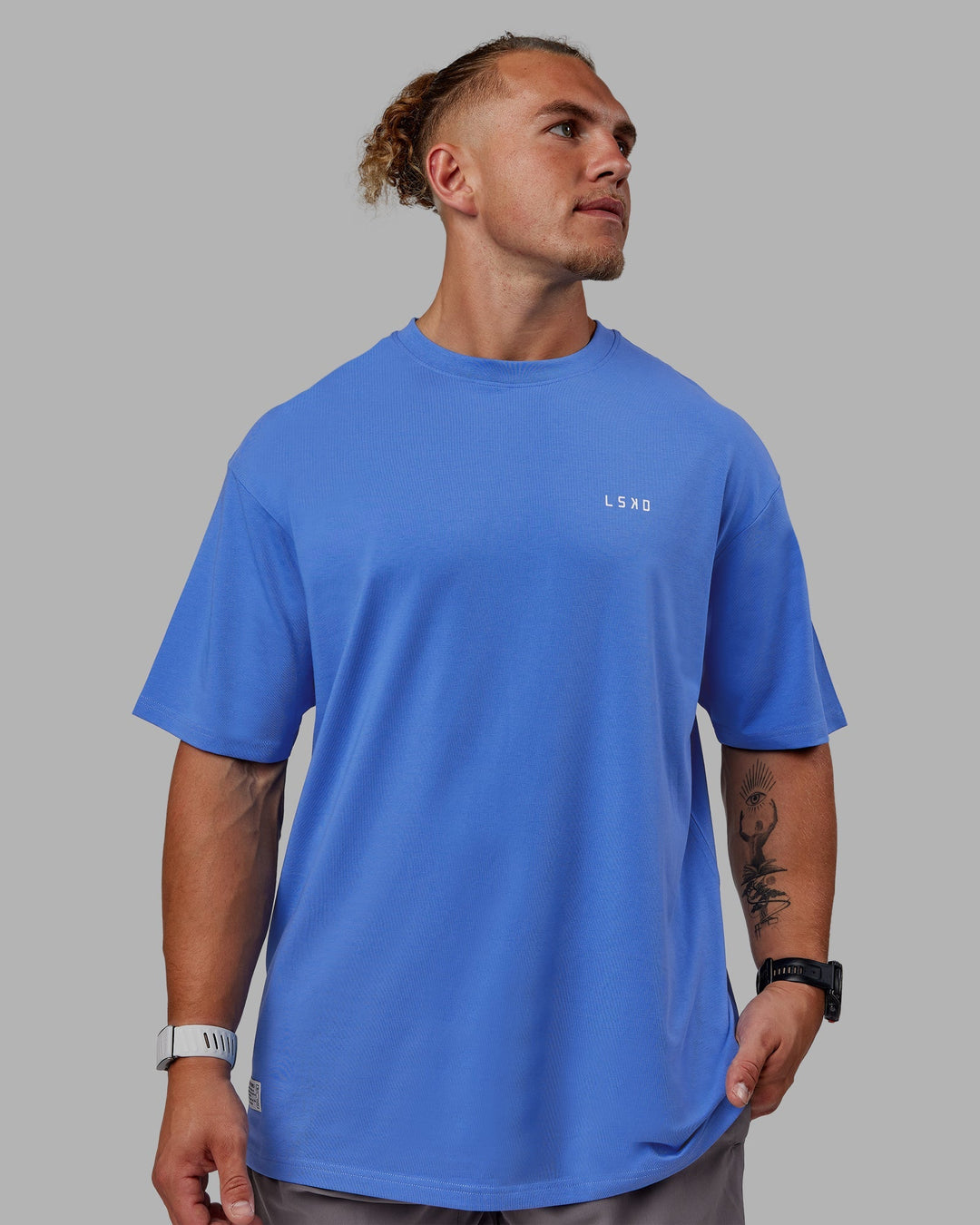 Man wearing Unisex VS1 FLXCotton Tee Oversize - Ultramarine-White