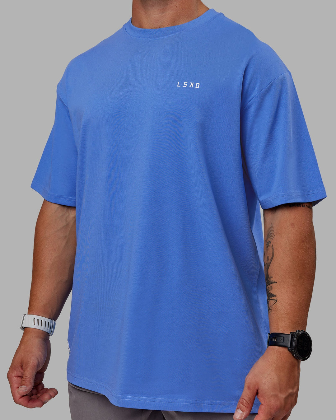 Man wearing Unisex VS1 FLXCotton Tee Oversize - Ultramarine-White