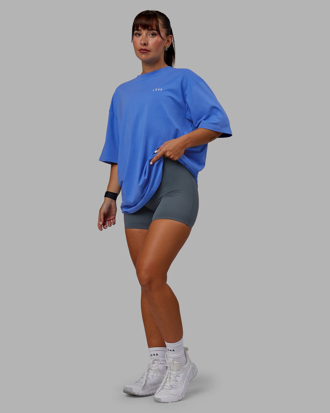 Woman wearing Unisex VS1 FLXCotton Tee Oversize - Ultramarine-White