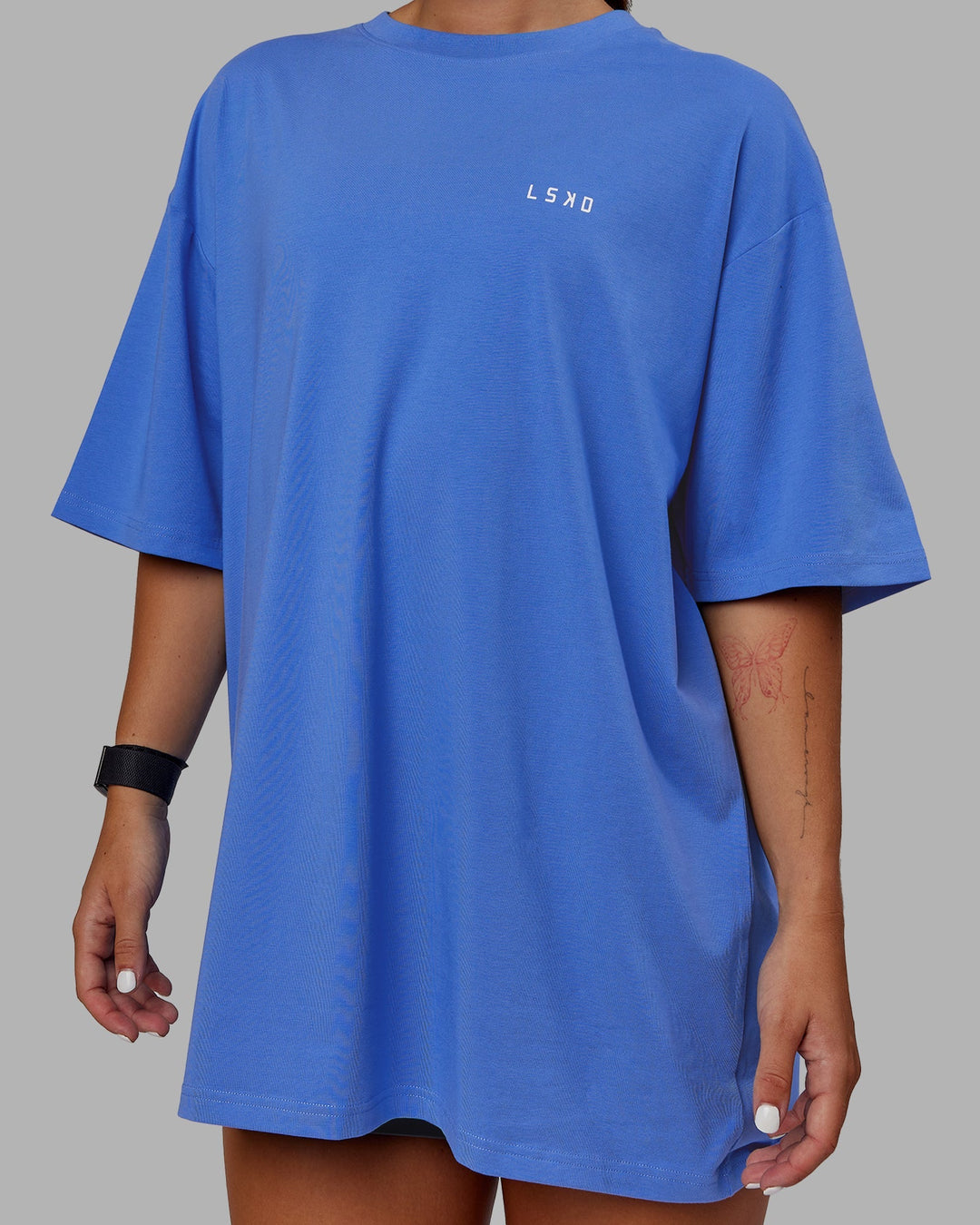 Woman wearing Unisex VS1 FLXCotton Tee Oversize - Ultramarine-White