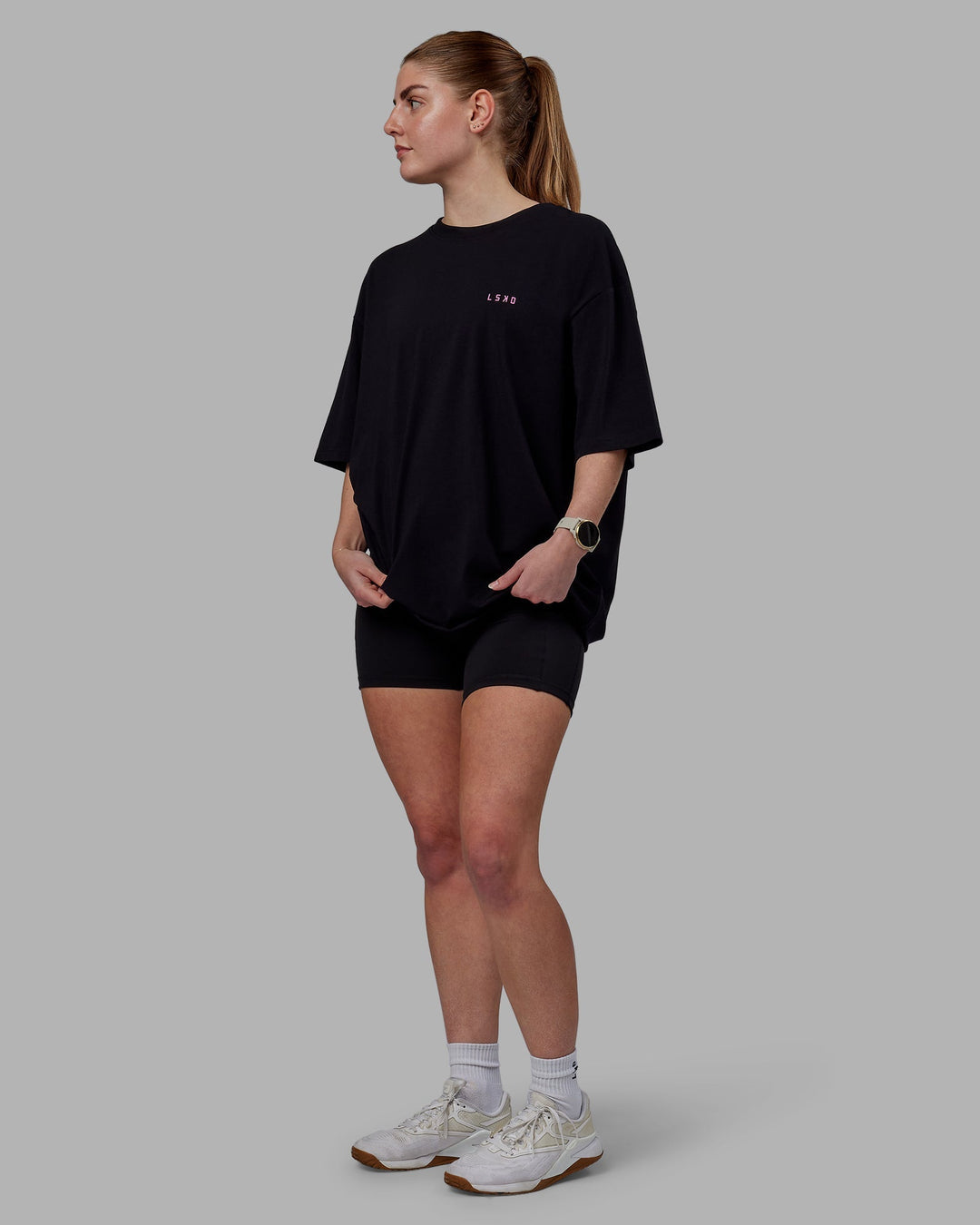 Woman wearing Unisex VS5 FLXCotton Tee Oversize - Black-Fuschia Pink