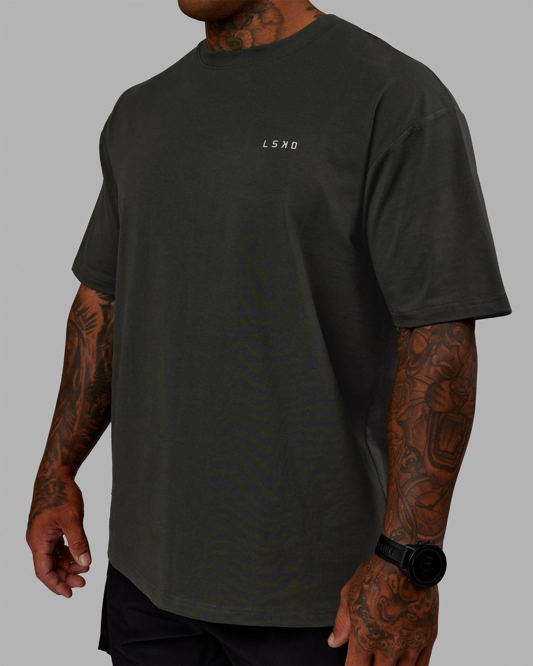 Man wearing Unisex VS5 FLXCotton Tee Oversize - Pirate Black-Circular Grey