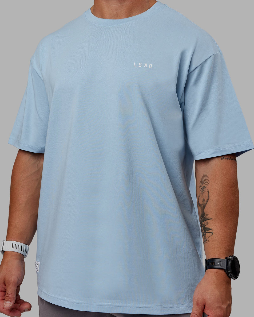 Man wearing Unisex VS6 FLXCotton Tee Oversize - Glacial Blue-White