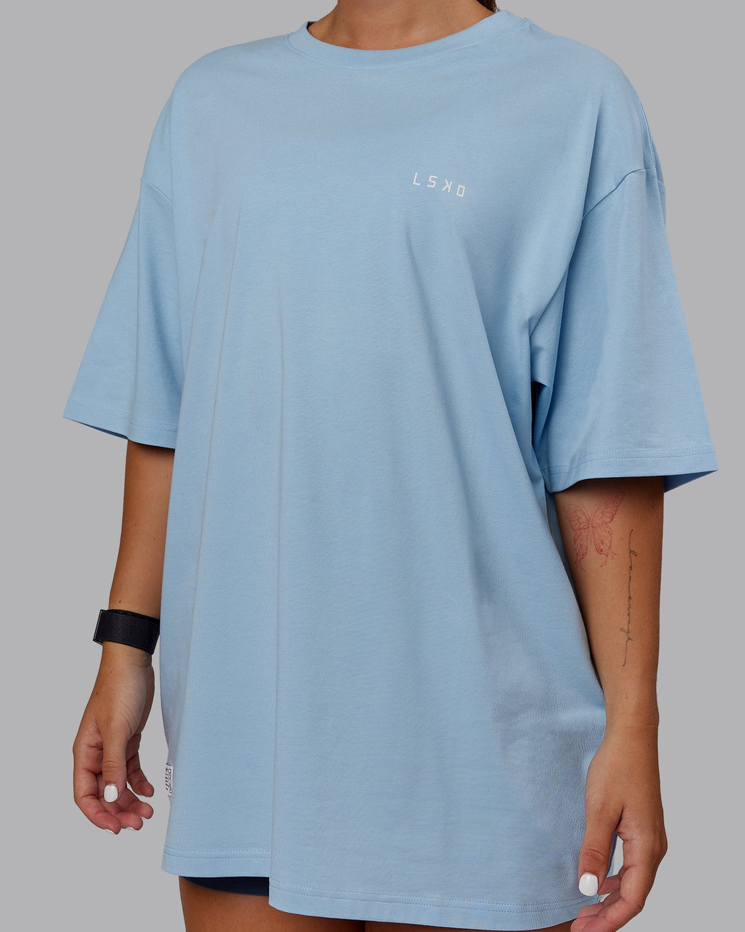 Woman wearing Unisex VS6 FLXCotton Tee Oversize - Glacial Blue-White