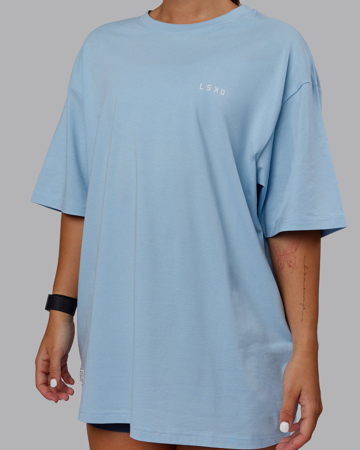 Woman wearing Unisex VS6 FLXCotton Tee Oversize - Glacial Blue-White
