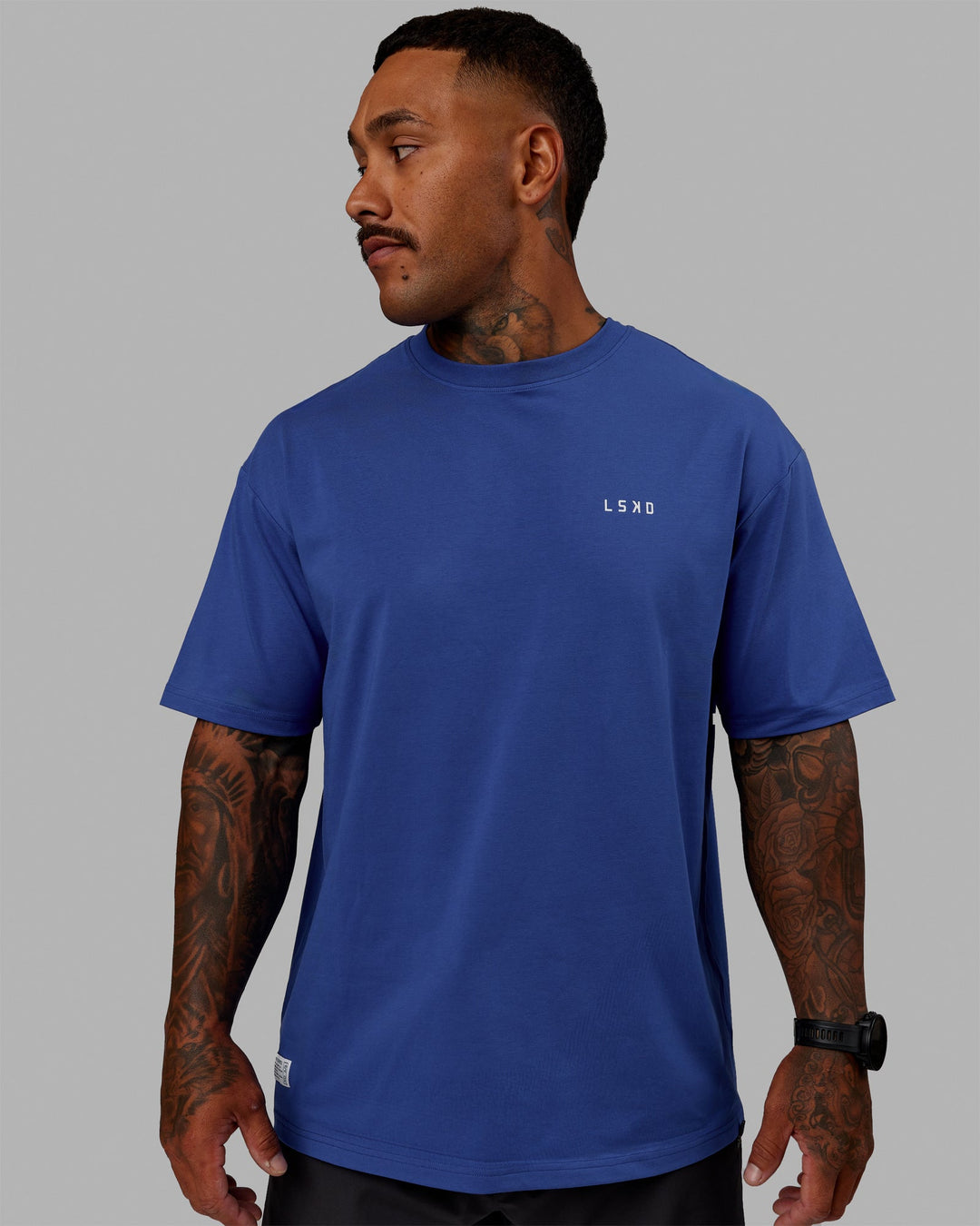 Man wearing Unisex VS6 FLXCotton Tee Oversize - Power Cobalt-White