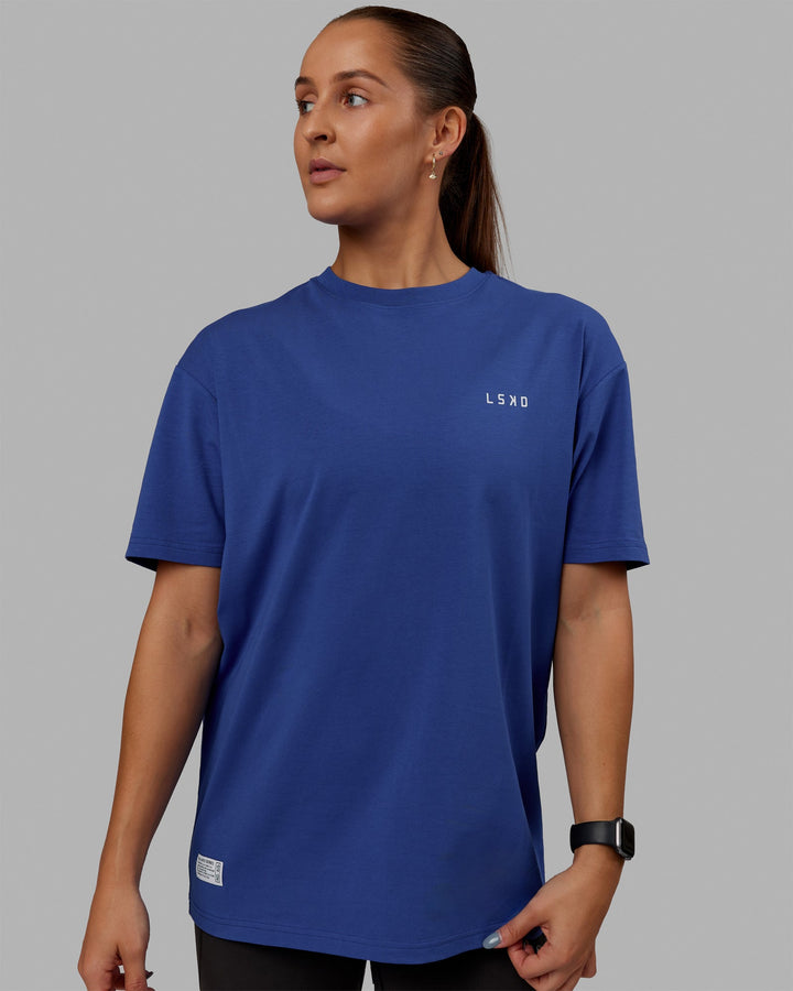 Woman wearing Unisex VS6 FLXCotton Tee Oversize - Power Cobalt-White
