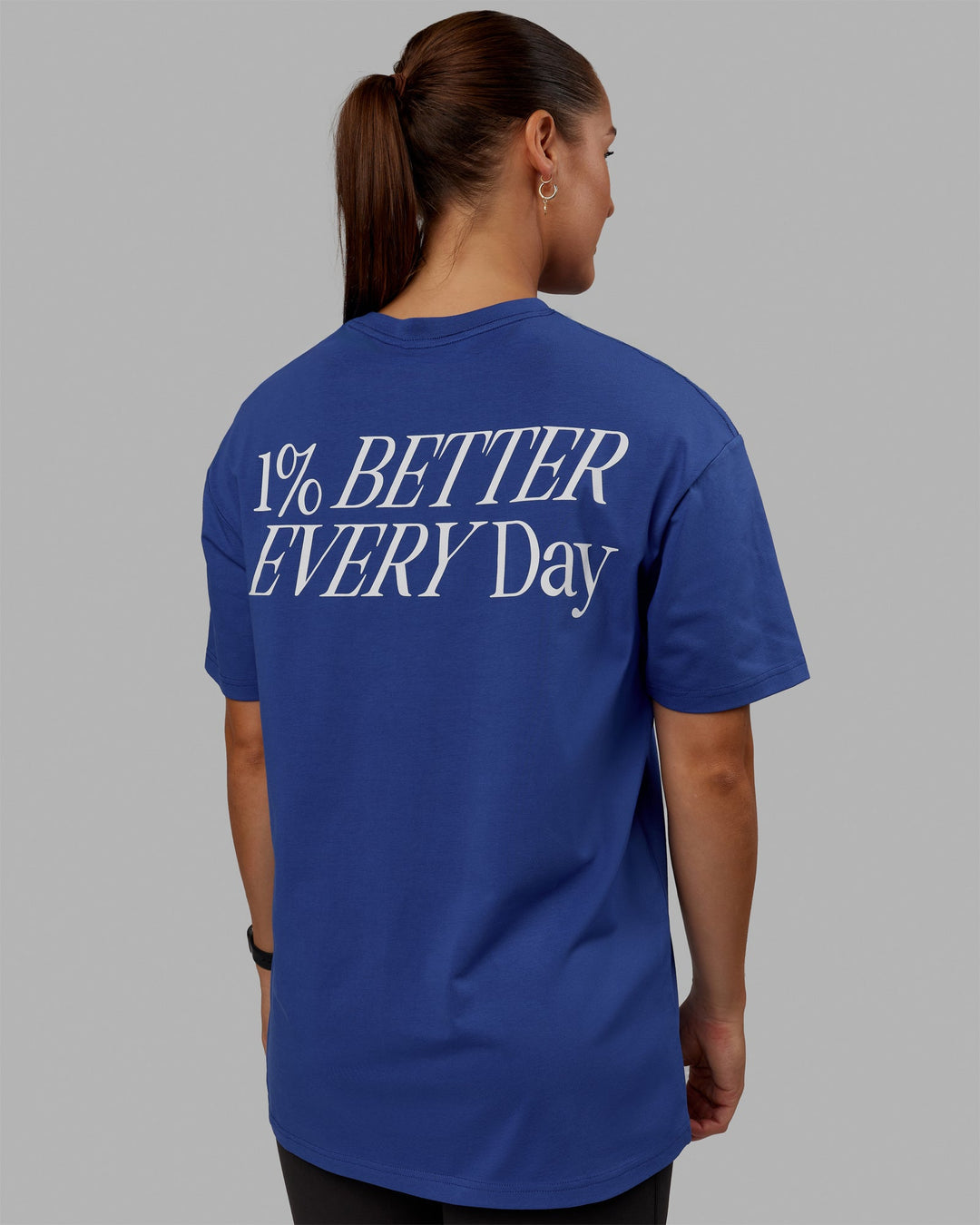 Woman wearing Unisex VS6 FLXCotton Tee Oversize - Power Cobalt-White