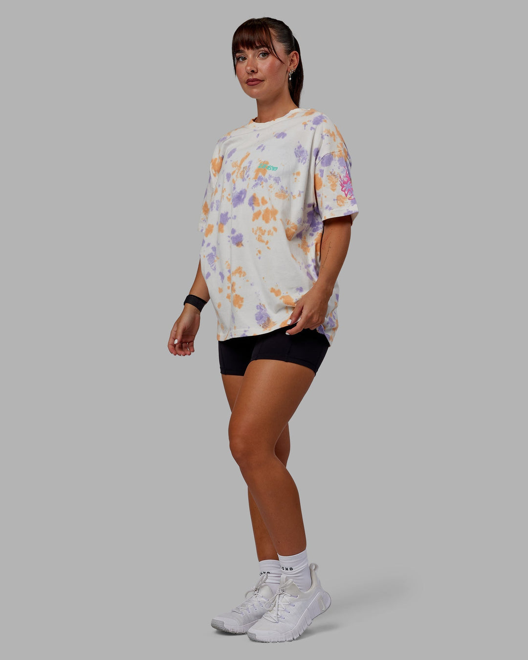 Woman wearing Unisex Washed Huntington 24 Heavyweight Tee Oversize - Tie Dye Tangerine-Dahlia Purple