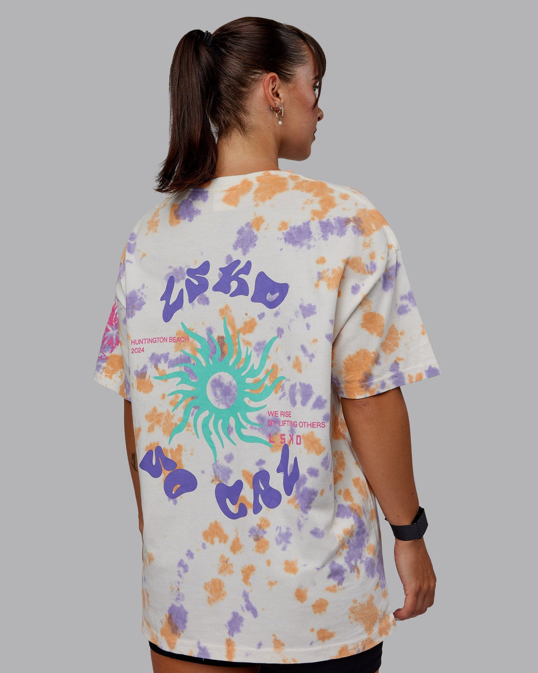 Woman wearing Unisex Washed Huntington 24 Heavyweight Tee Oversize - Tie Dye Tangerine-Dahlia Purple