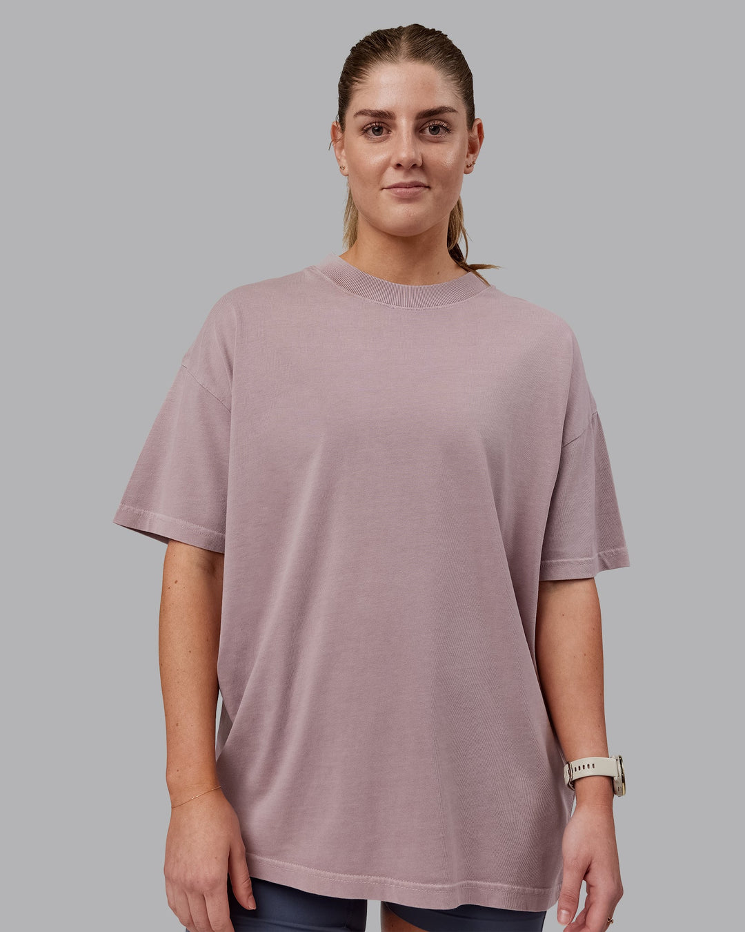 Woman wearing Unisex Washed Set The Standard Heavyweight Tee Oversize - Greyish Purple-Off White