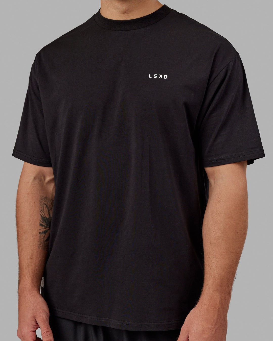 Man wearing Unisex VS5 FLXCotton Tee Oversize - Black-White