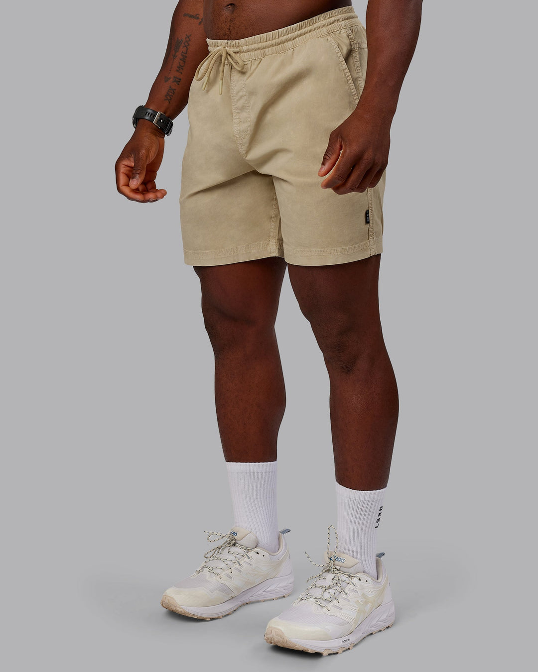 Man wearing Washed Daily 7&quot; Shorts - Pale Khaki