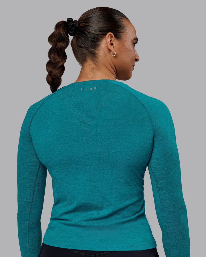 Woman wearing AeroFLX+ Seamless Long Sleeve Tee - Blue Bird Marl
