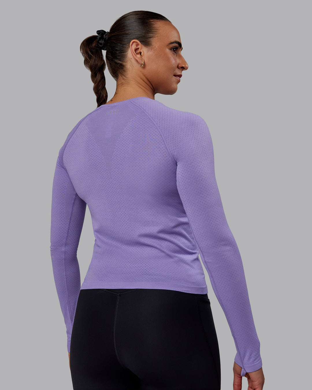 Woman wearing AeroFLX+ Seamless Long Sleeve Tee - Dahlia Purple Marl