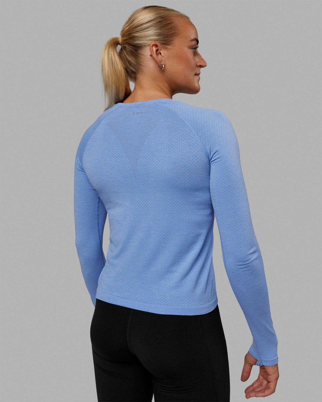 Woman wearing AeroFLX+ Seamless Long Sleeve Tee - Cornflower Blue Marl