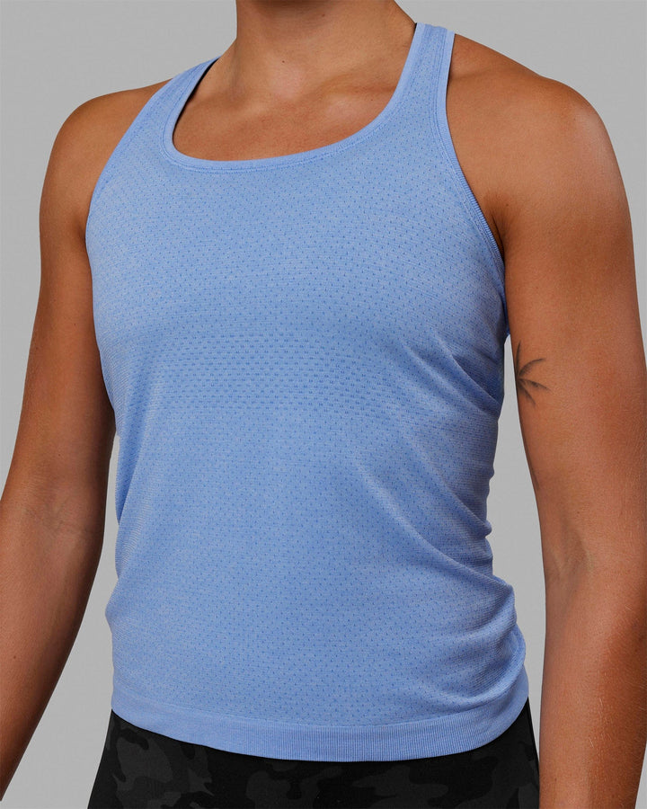 Woman wearing AeroFLX+ Seamless Tank - Cornflower Blue Marl
