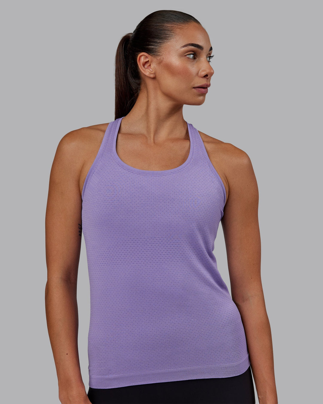 Woman wearing AeroFLX+ Seamless Tank - Dahlia Purple Marl