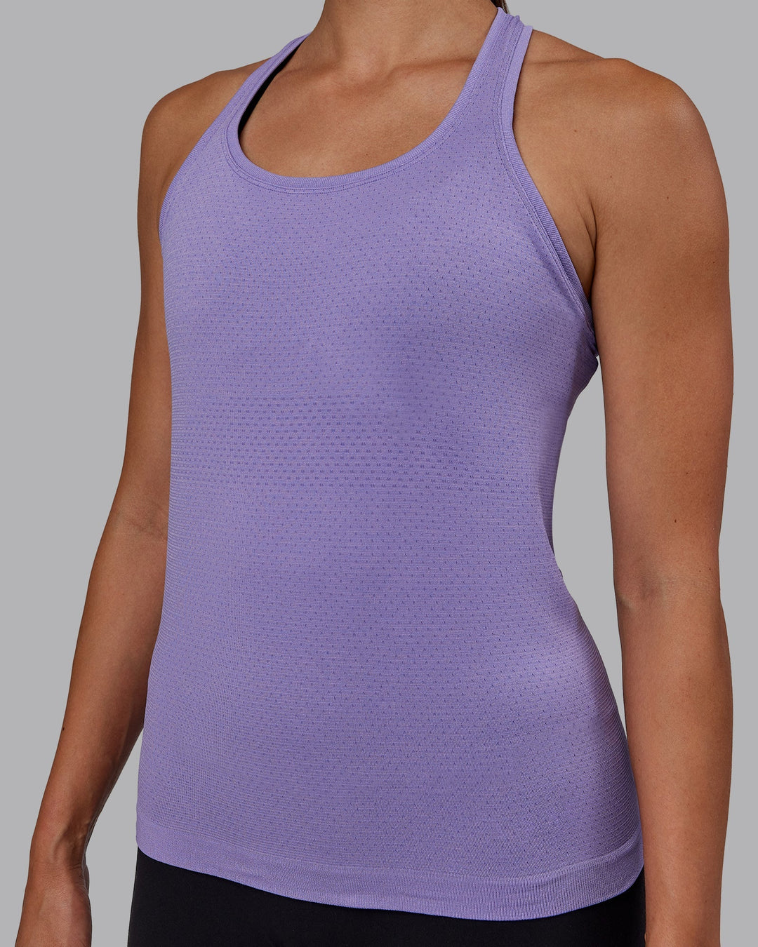 Woman wearing AeroFLX+ Seamless Tank - Dahlia Purple Marl