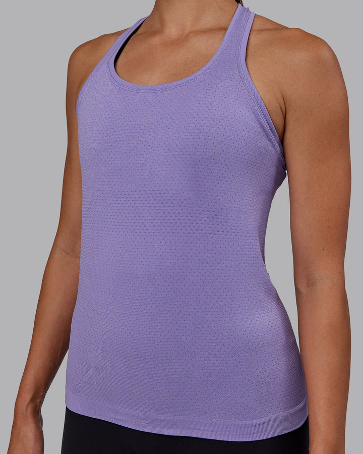 Woman wearing AeroFLX+ Seamless Tank - Dahlia Purple Marl
