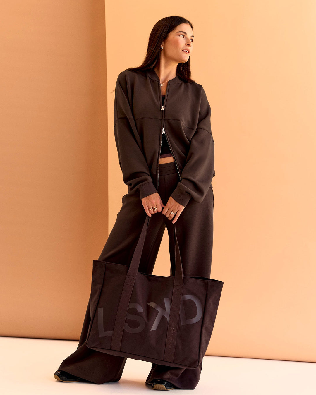 Woman wearing CF Move Through Tote - Hot Chocolate | Model:Chloe
