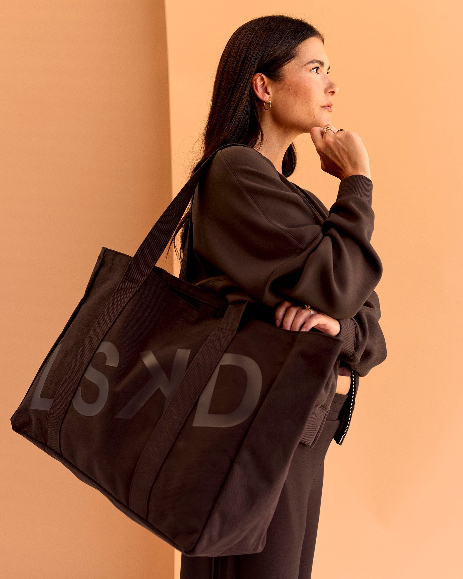 Woman wearing CF Move Through Tote - Hot Chocolate | Model:Chloe