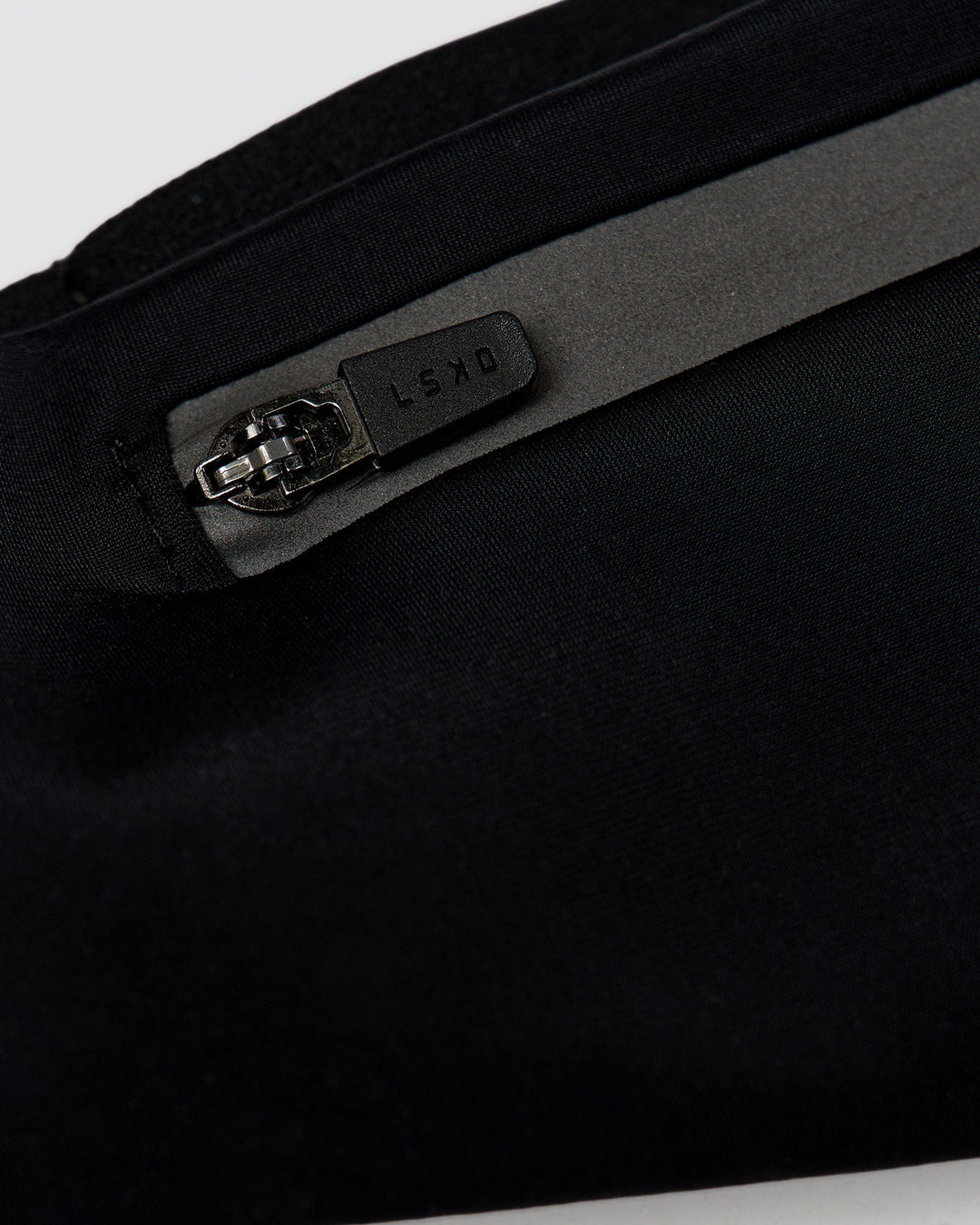 Woman wearing Pace Run Belt - Black-Reflective