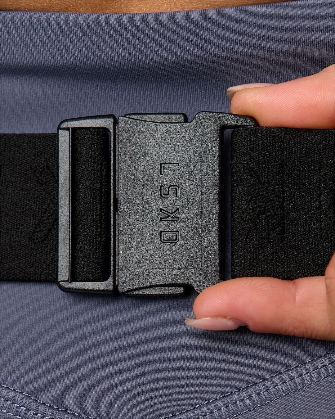 Woman wearing Pace Run Belt - Black-Reflective