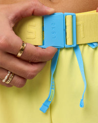 Woman wearing Rep Run Belt 2.0 - Baltic Sea-Lemon | Model:Grace