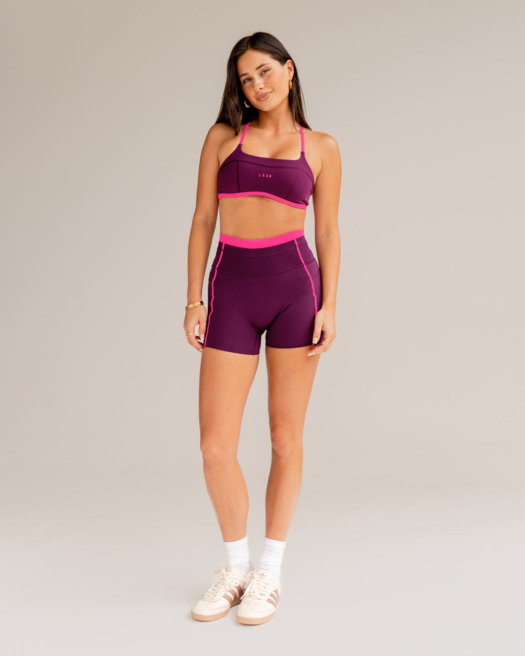 Woman wearing Liberate Contrast High-Rise 4&quot; Short Pockets - Plum Caspia-Ultra Pink | Model:Jordi | Size:S