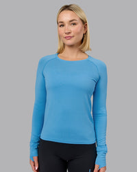 Woman wearing AeroFLX+ Seamless Long Sleeve Tee - Azure Blue Marl | Model:Halle | Size:S