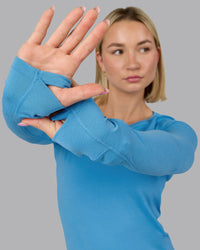 Woman wearing AeroFLX+ Seamless Long Sleeve Tee - Azure Blue Marl | Model:Halle | Size:S