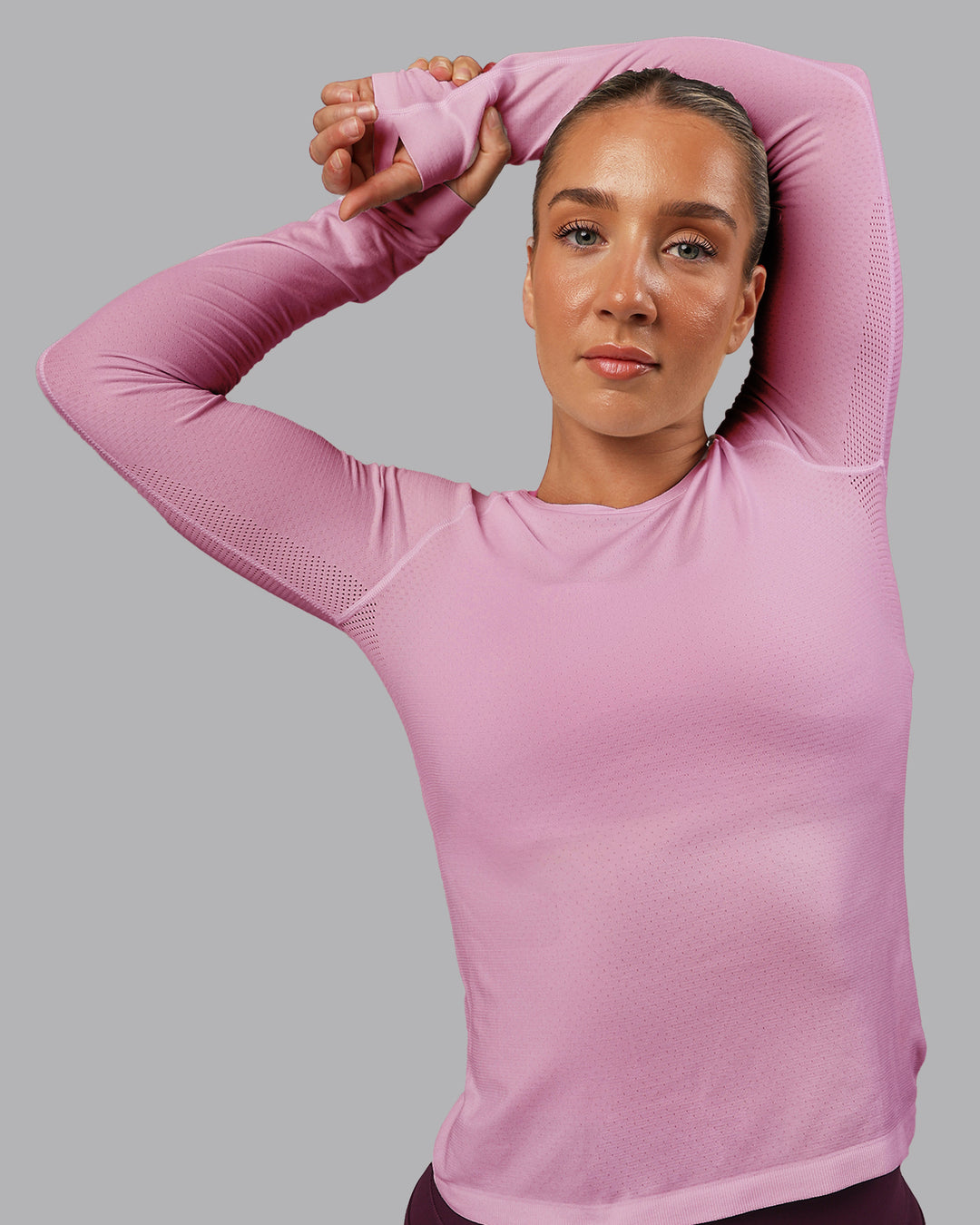 Woman wearing AeroFLX+ Seamless Long Sleeve Tee - Pirouette-Bubblegum | Model:Lyss | Size:S