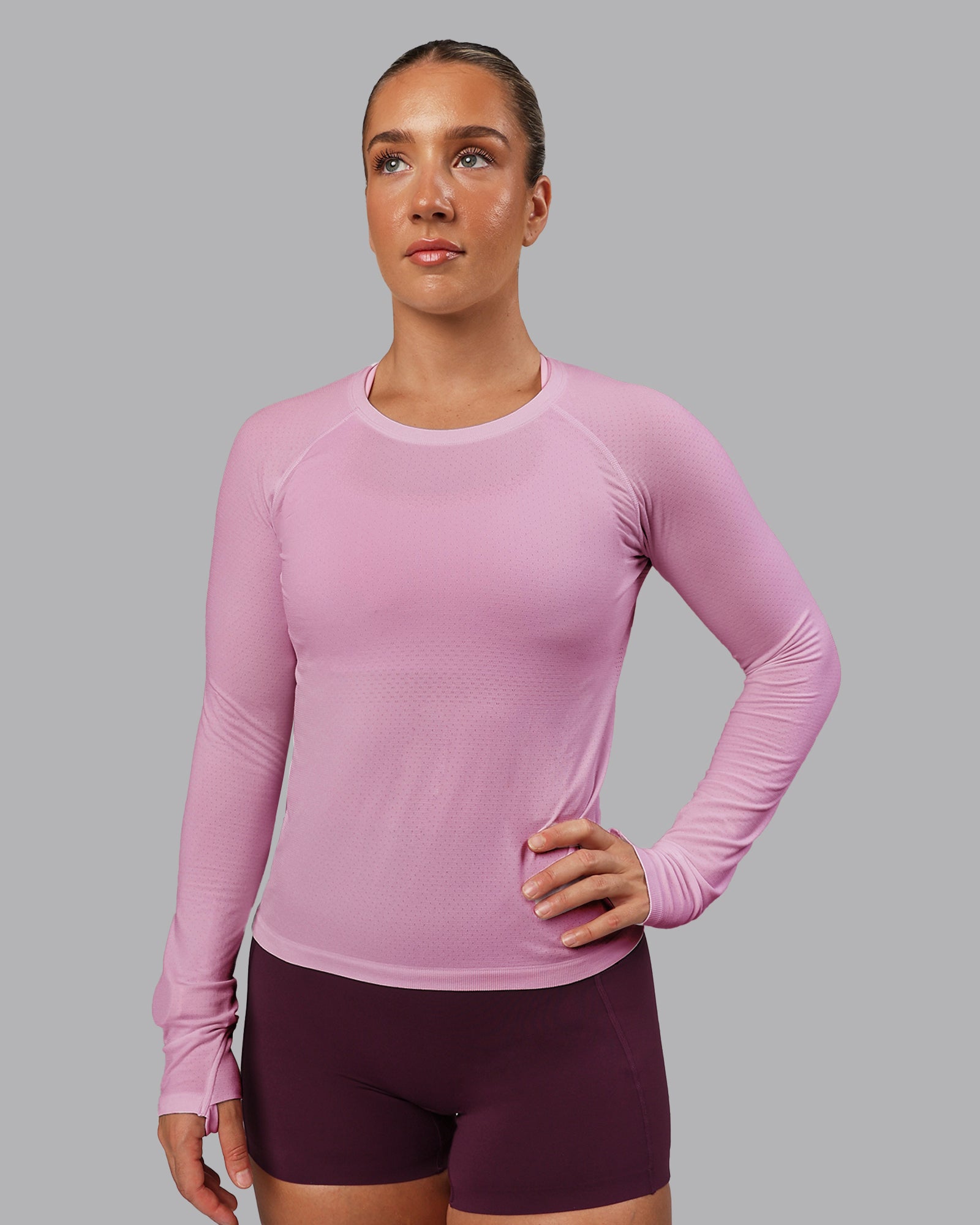 Woman wearing AeroFLX+ Seamless Long Sleeve Tee - Pirouette-Bubblegum | Model:Lyss | Size:S