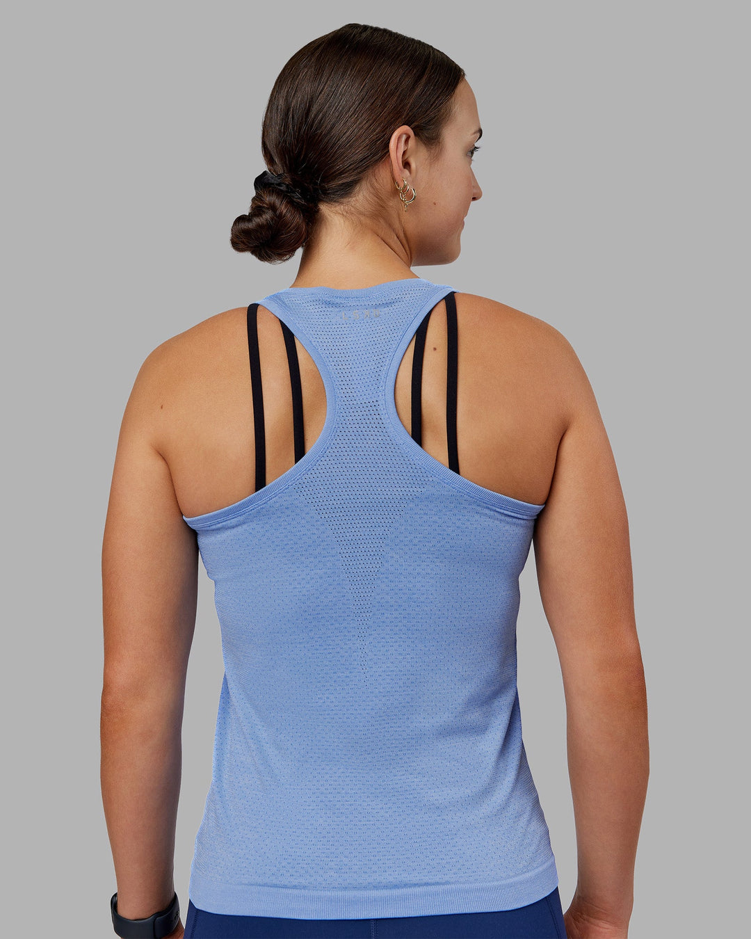 Woman wearing AeroFLX+ Seamless Tank - Cornflower Blue Marl | Model:Keisha | Size:S