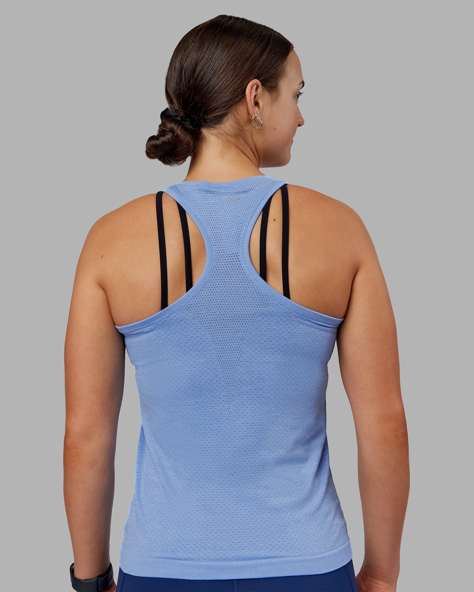 Woman wearing AeroFLX+ Seamless Tank - Cornflower Blue Marl | Model:Keisha | Size:S