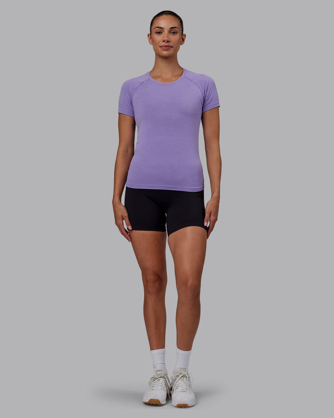 Woman wearing AeroFLX+ Seamless Tee - Dahlia Purple Marl