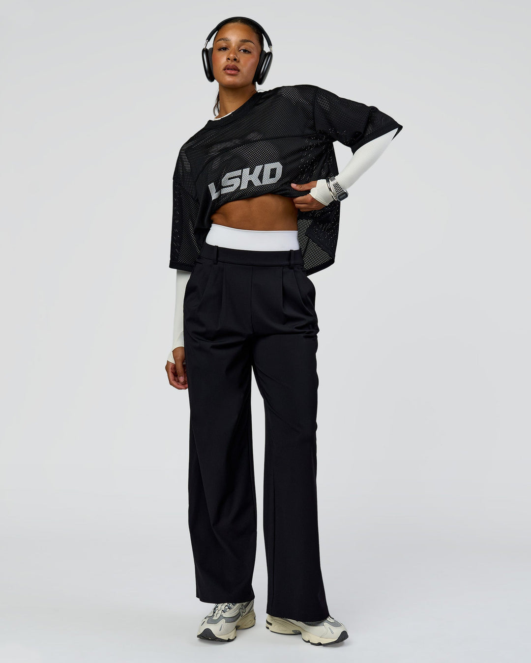 Woman wearing AirCore Jersey - Black-Black | Model:Rosie | Size:S