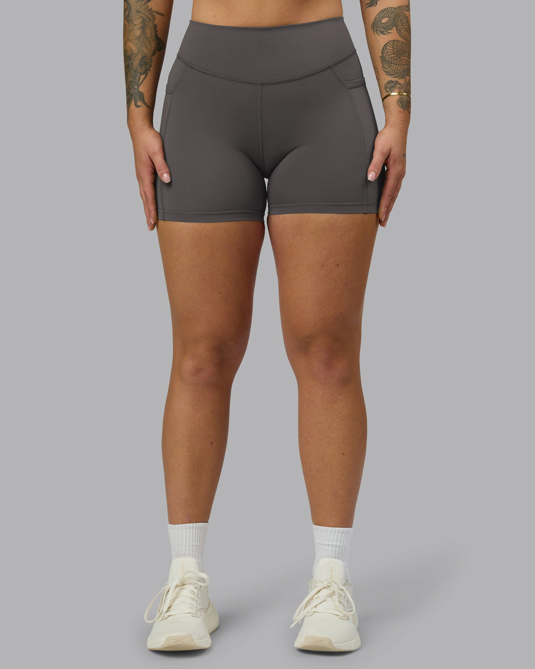 Woman wearing Elite High-Rise 4" Short Pockets - Dark Storm | Model:Robyn | Size:S