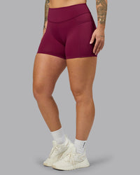 Woman wearing Elite High-Rise 4" Short Pockets - Plum Berry | Model:Robyn | Size:S