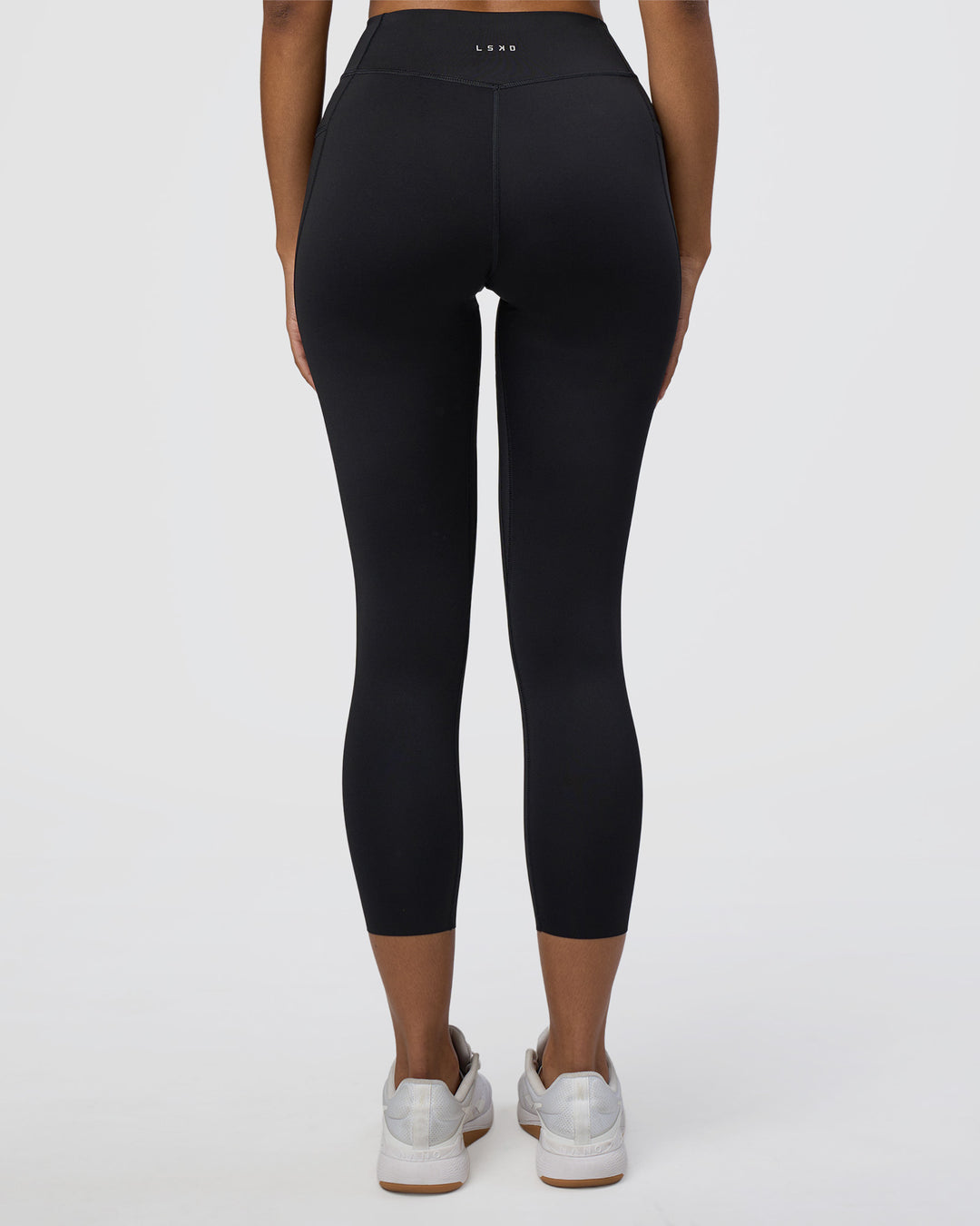 Woman wearing Elite High-Rise 7/8 Legging Pockets - Black | Model:Jordan | Size:S