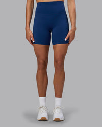 Woman wearing Elixir Ultra High-Rise 6" Short - Midnight Blue | Moddel:Katie | Size:S