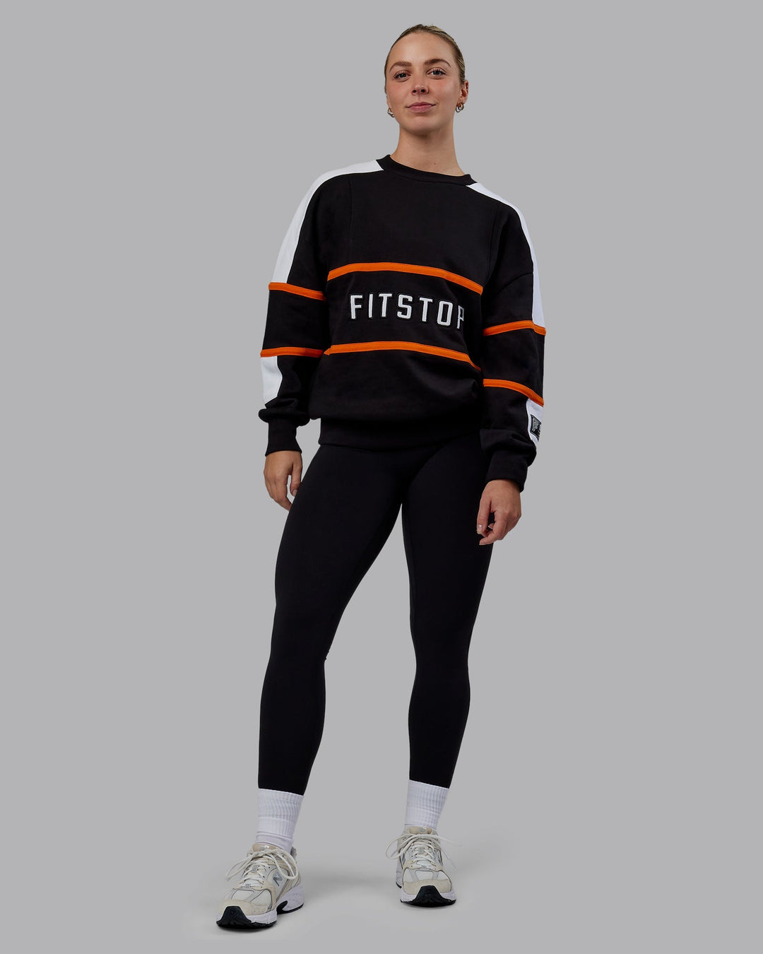 Woman wearing Unisex Fitstop Move More Sweater Oversize - Black-White