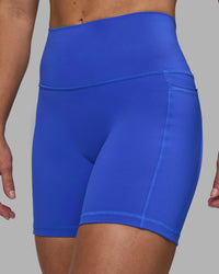 Woman wearing Fusion High-Rise 6" Short Pockets - Power Cobalt | Model:Hannah | Size:S
